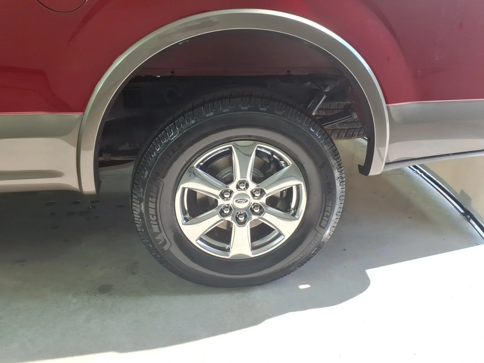 Used 2018 Ruby Red Metallic Tinted Clearcoat/Stone Gray Ford LARIAT image 17