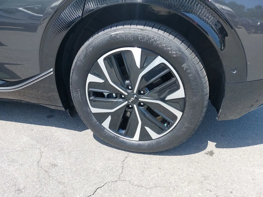 Used 2023 Gray Kia Wind image 31