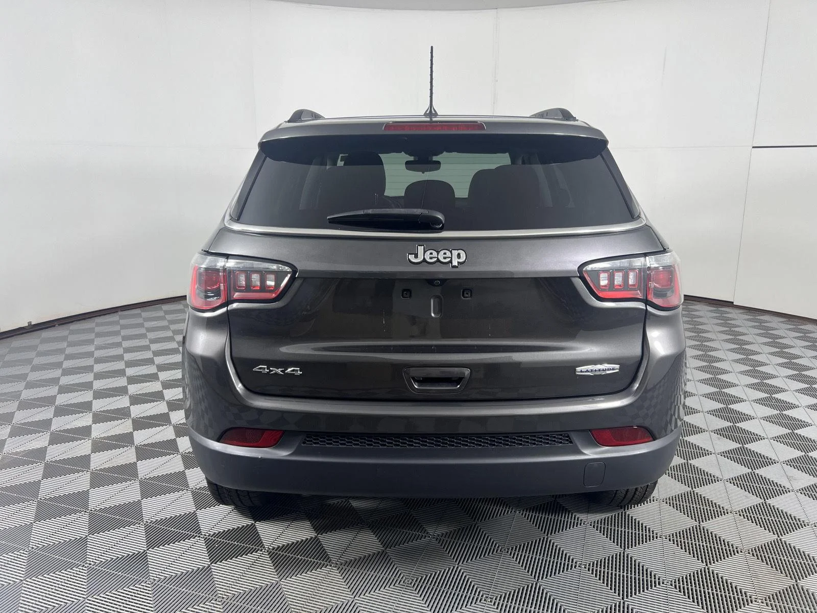 Used 2018 Granite Crystal Metallic Clearcoat Jeep Latitude image 9