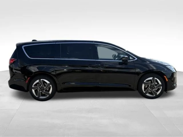 New 2027 Diamond Black Crystal Pearl-Coat Exterior Paint Chrysler Limited image 9