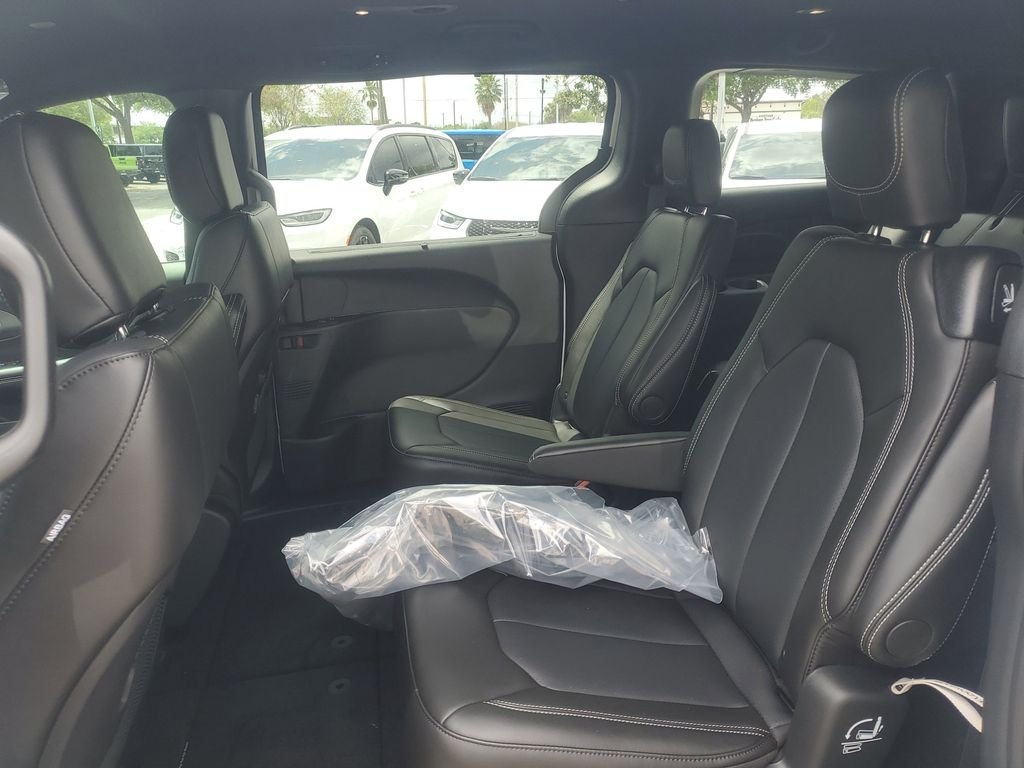New 2026 Bright White Clear-Coat Exterior Paint Chrysler Select image 7