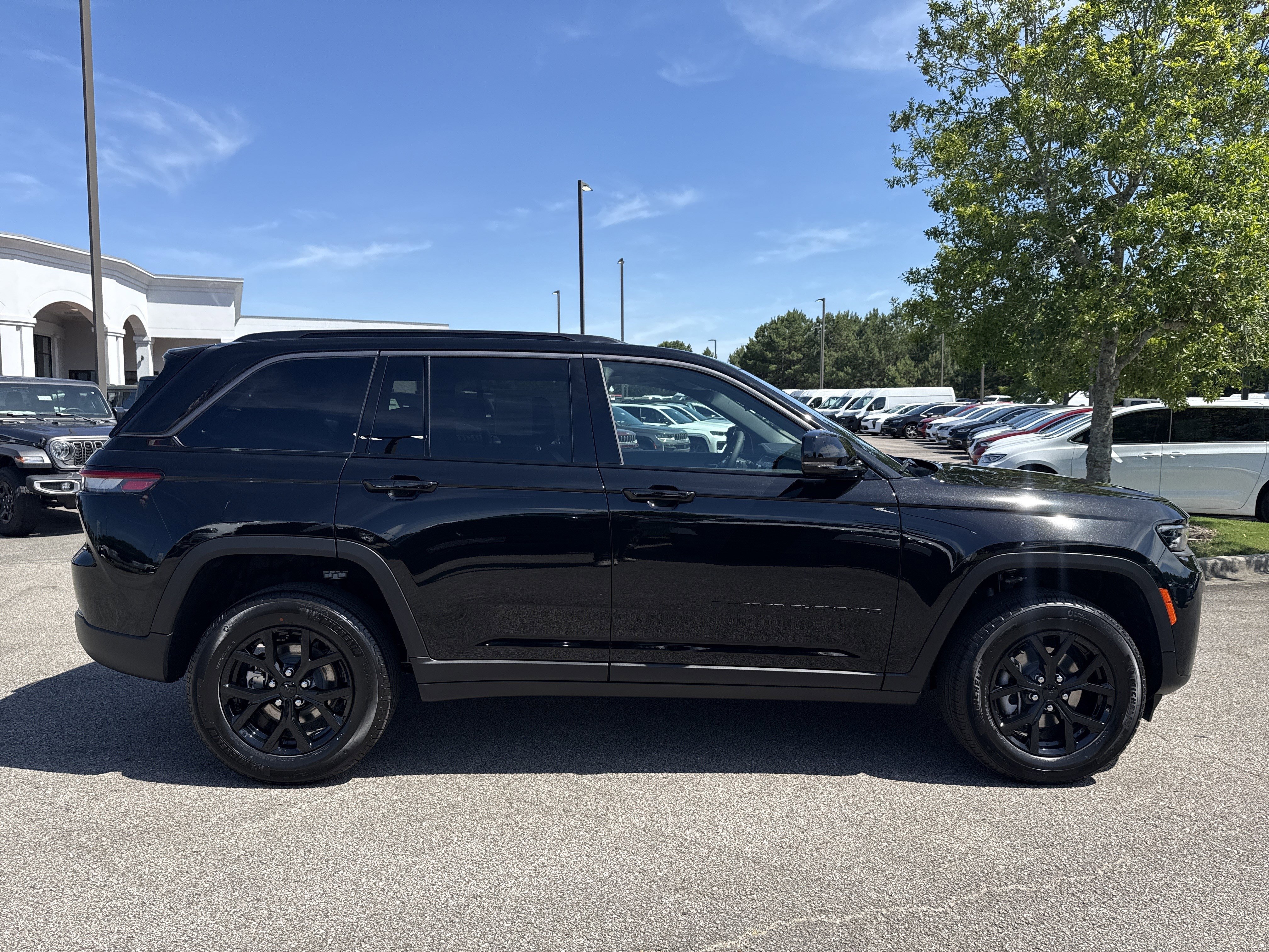 New 2026 Diamond Black Crystal Pearl-Coat Exterior Paint Jeep Altitude image 8