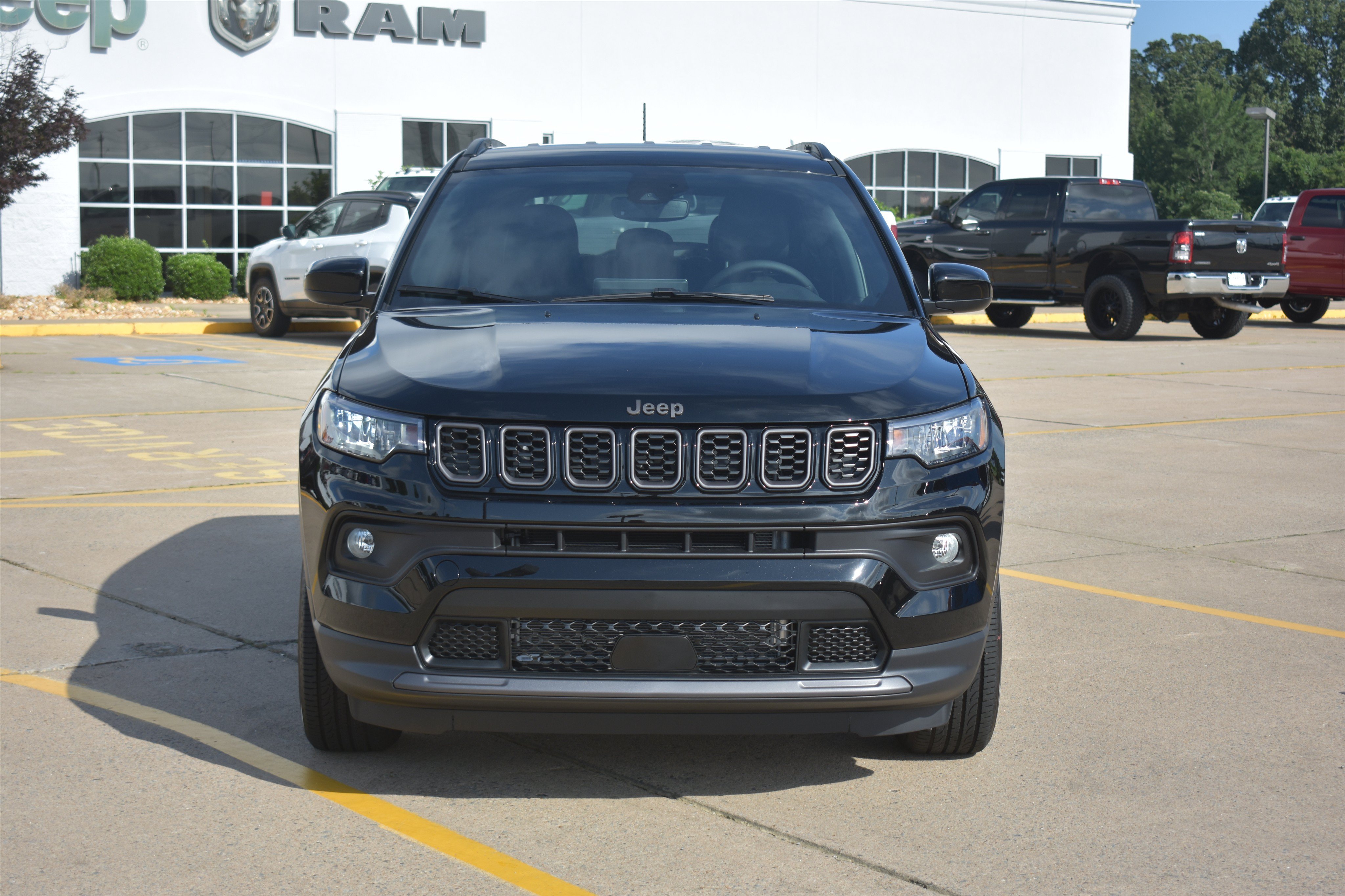 New 2026 Diamond Black Crystal Pearlcoat Jeep Latitude Altitude image 2