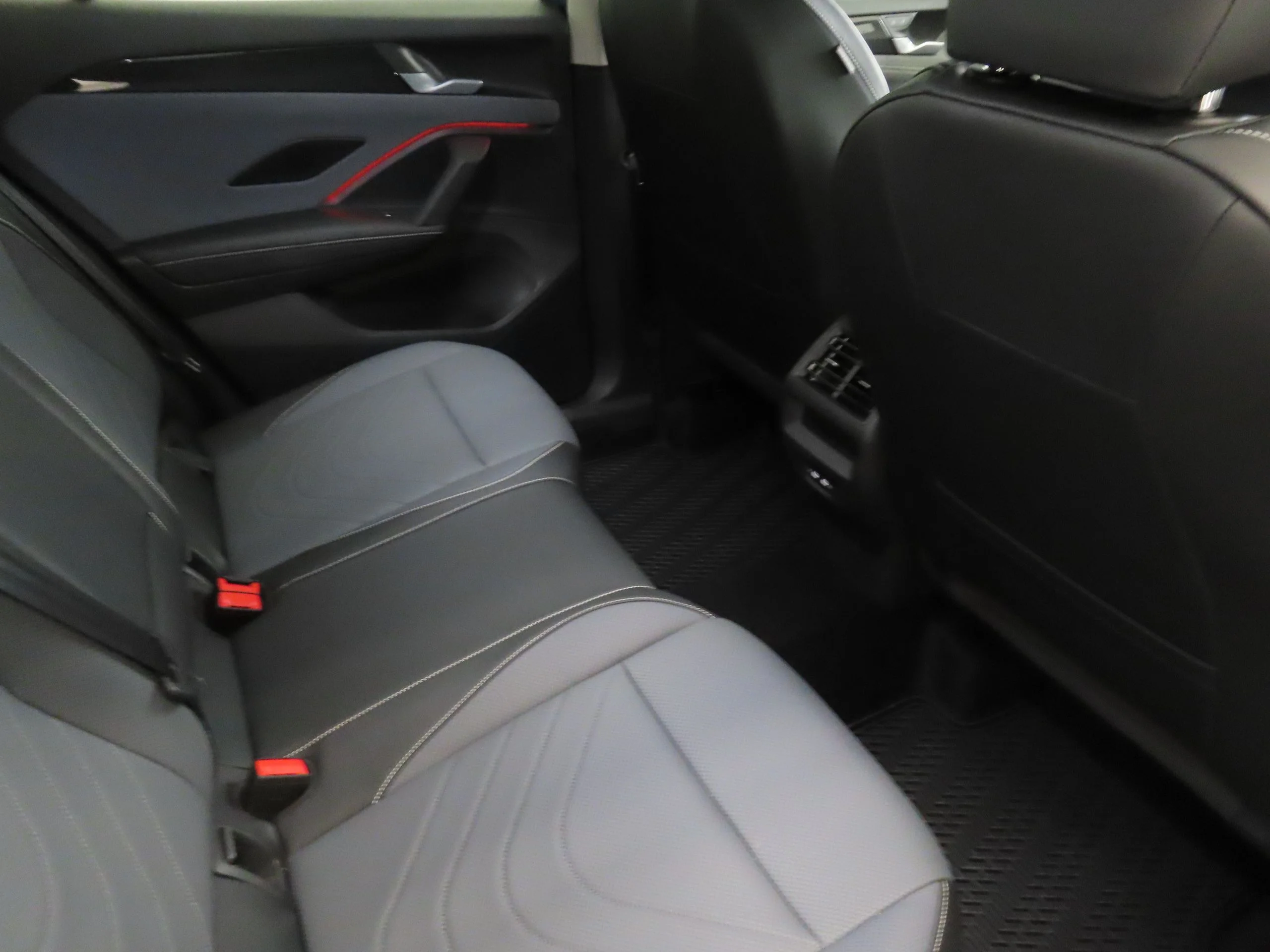 2025 Volkswagen Tiguan SE - Photo 22