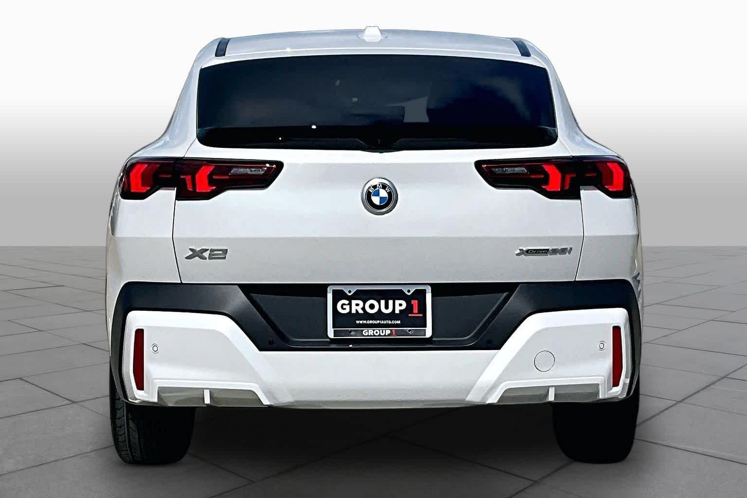 Used 2026 Mineral White Metallic BMW xDrive28i image 4