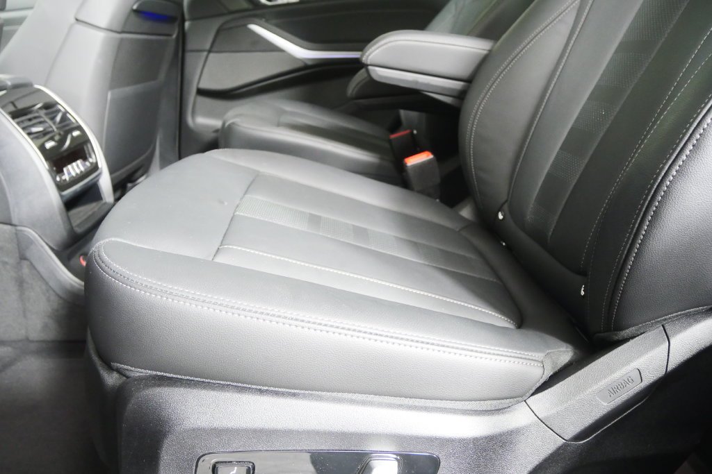 Used 2022 Black Sapphire Metallic BMW M50i image 15