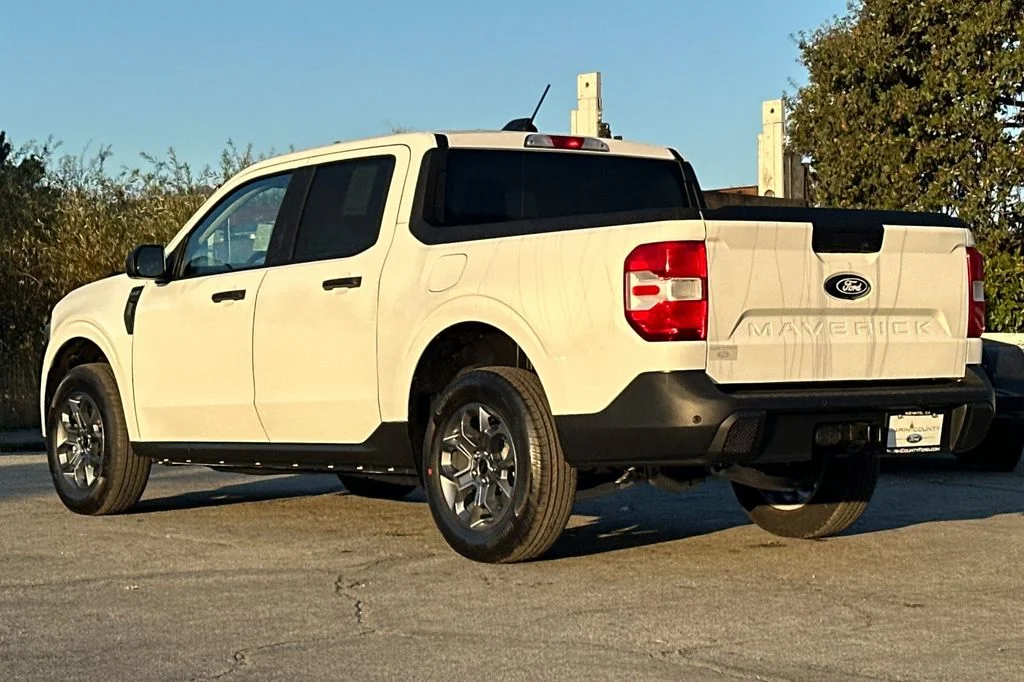 New 2025 Oxford White Ford XLT image 6
