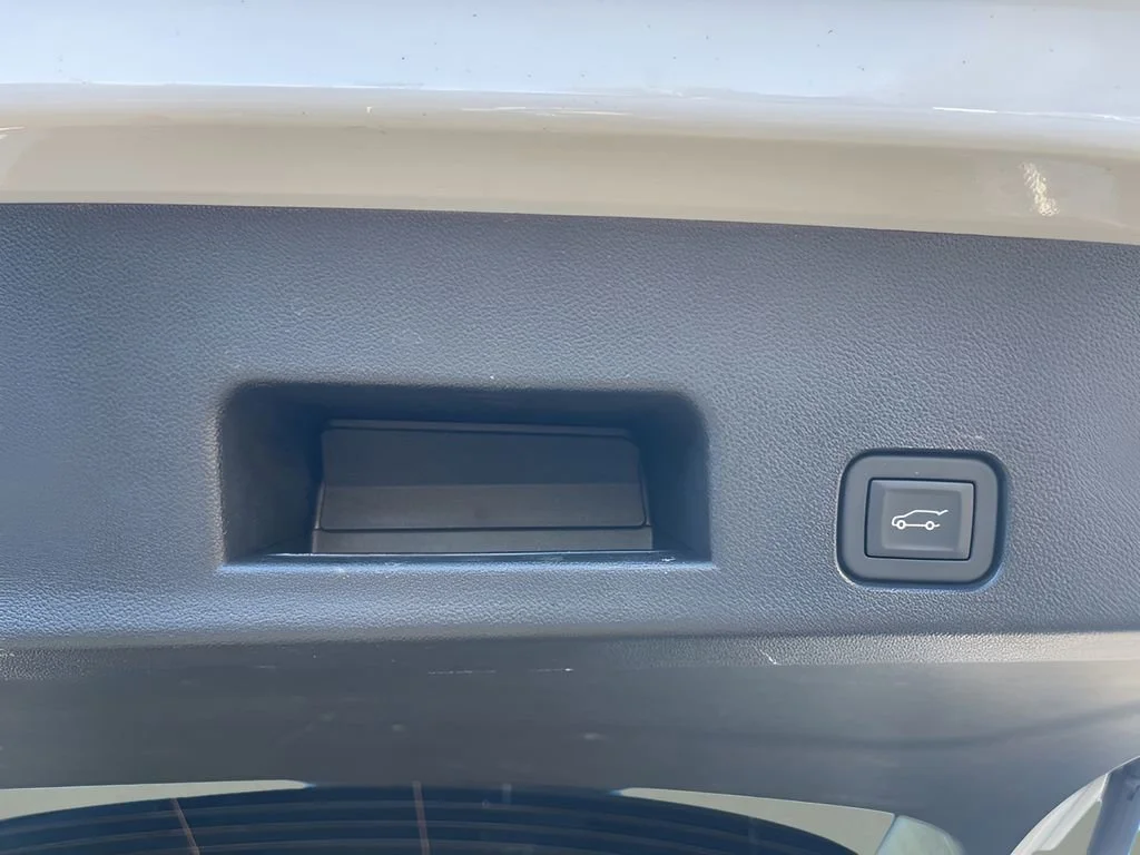 Used 2025 Summit White GMC Elevation image 32