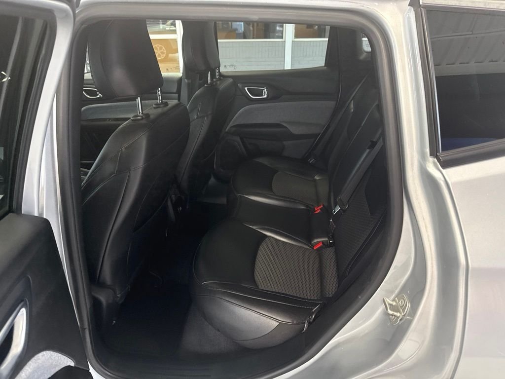 Used 2024 Silver Jeep Latitude image 11