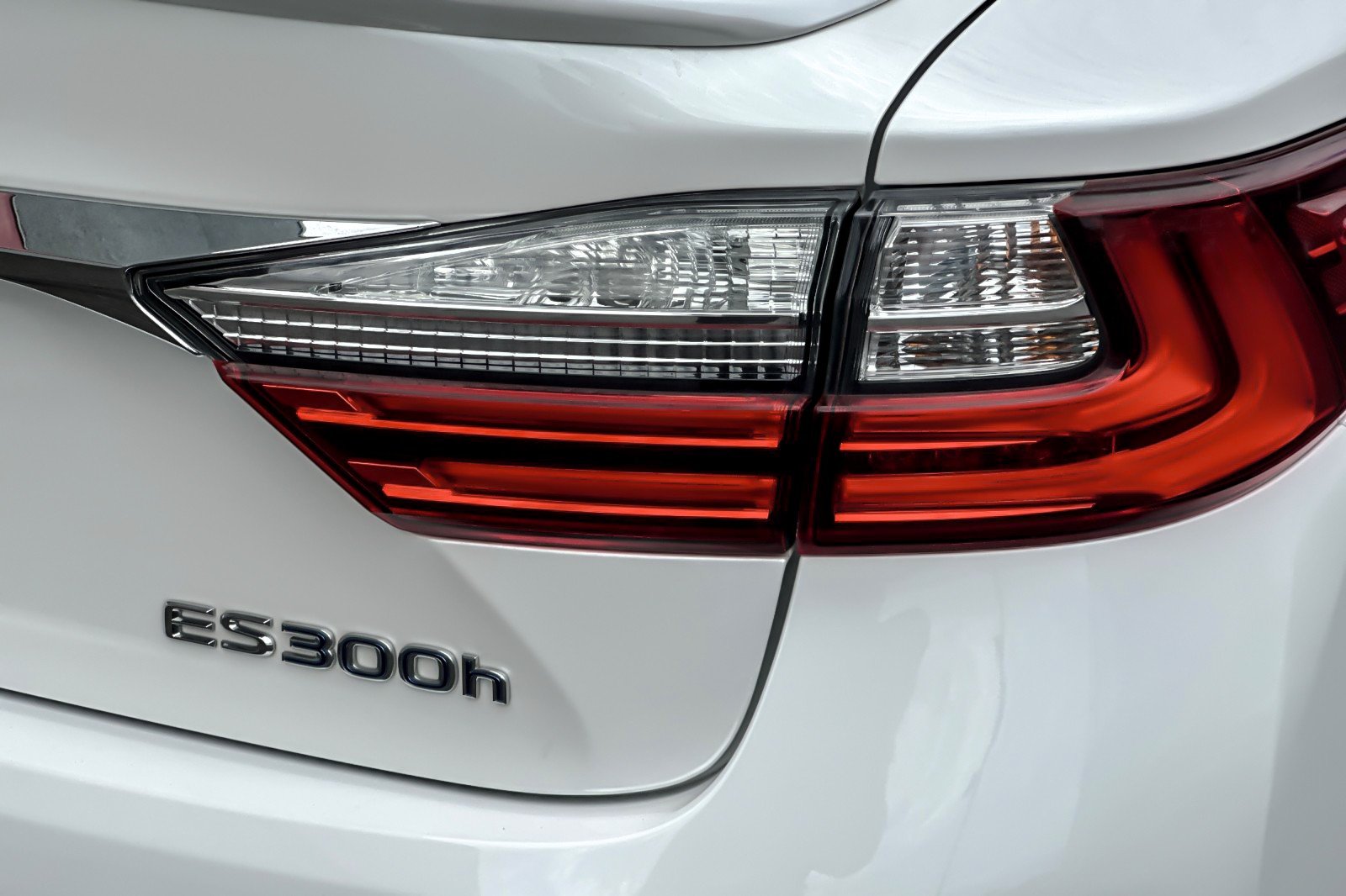 Used 2017 EMINENT WHITE Lexus ES 300h image 26