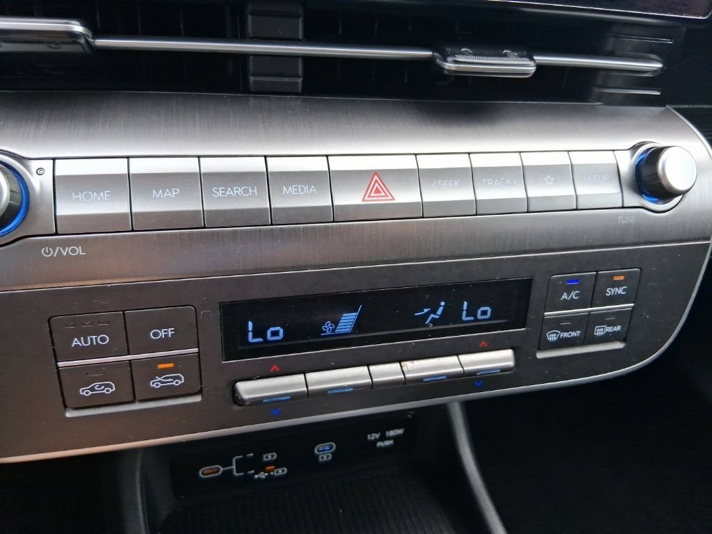 Used 2025  Hyundai SEL image 22