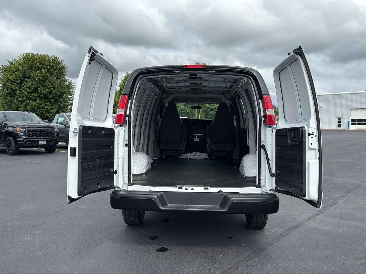 2025 Chevrolet Express Cargo Work Van - Photo 9