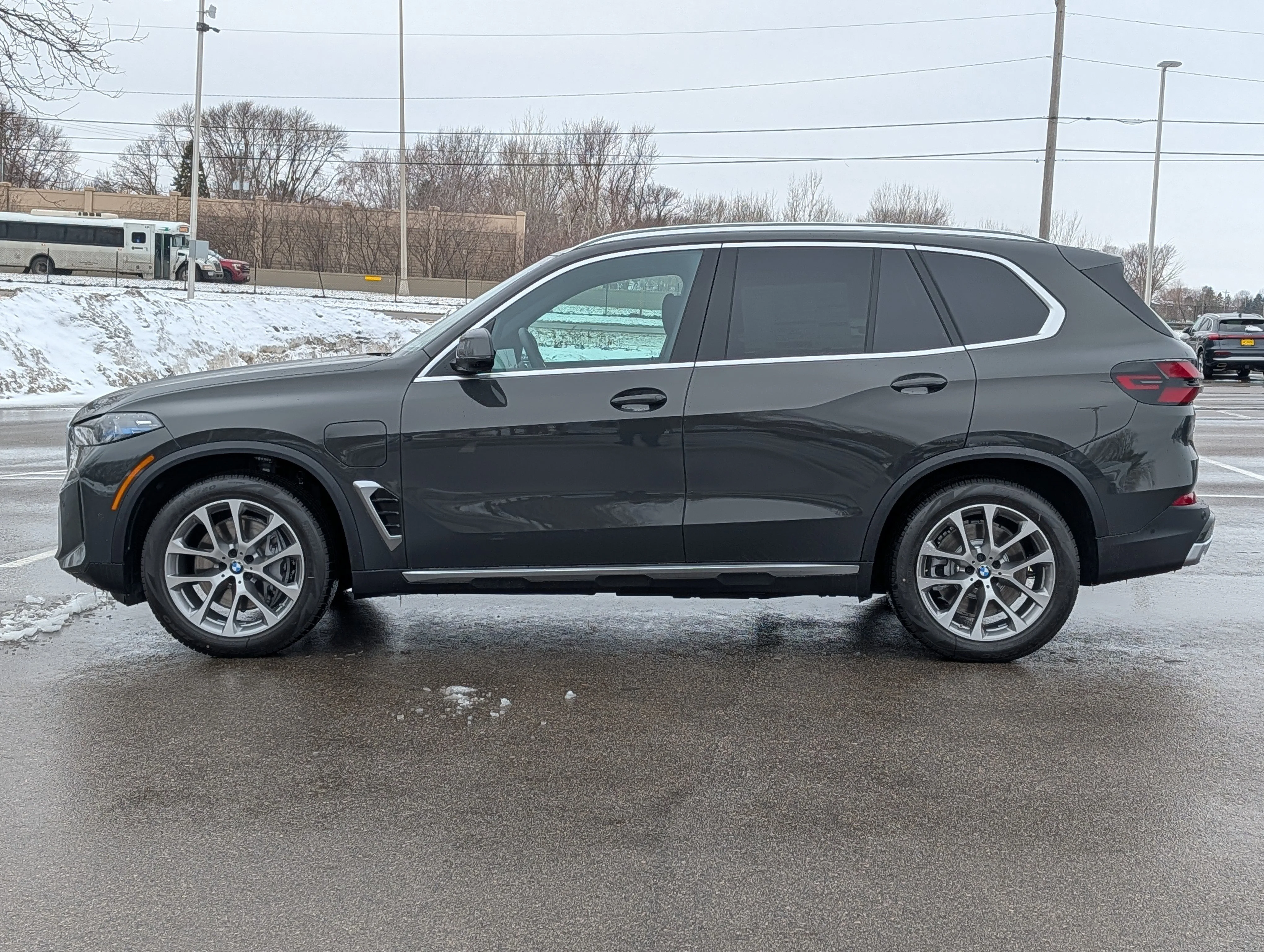 New 2026 Dravit Grey Metallic BMW xDrive50e image 3