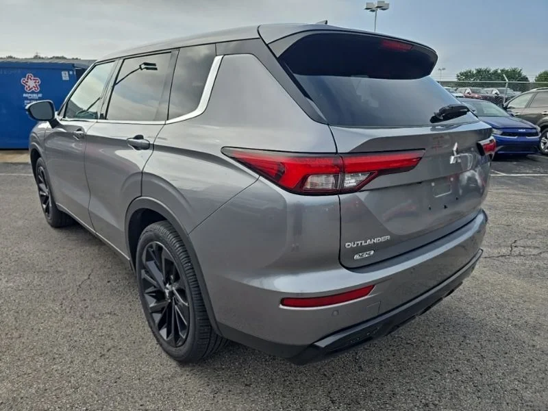 Used 2022  Mitsubishi SE image 5