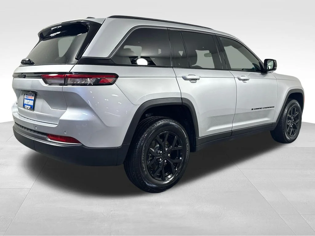 New 2026 Silver Zynith Exterior Paint Jeep Altitude image 11