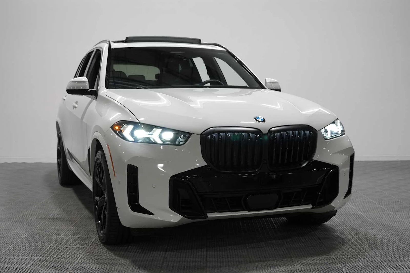 Certified Used 2024 Alpine White BMW xDrive40i image 3