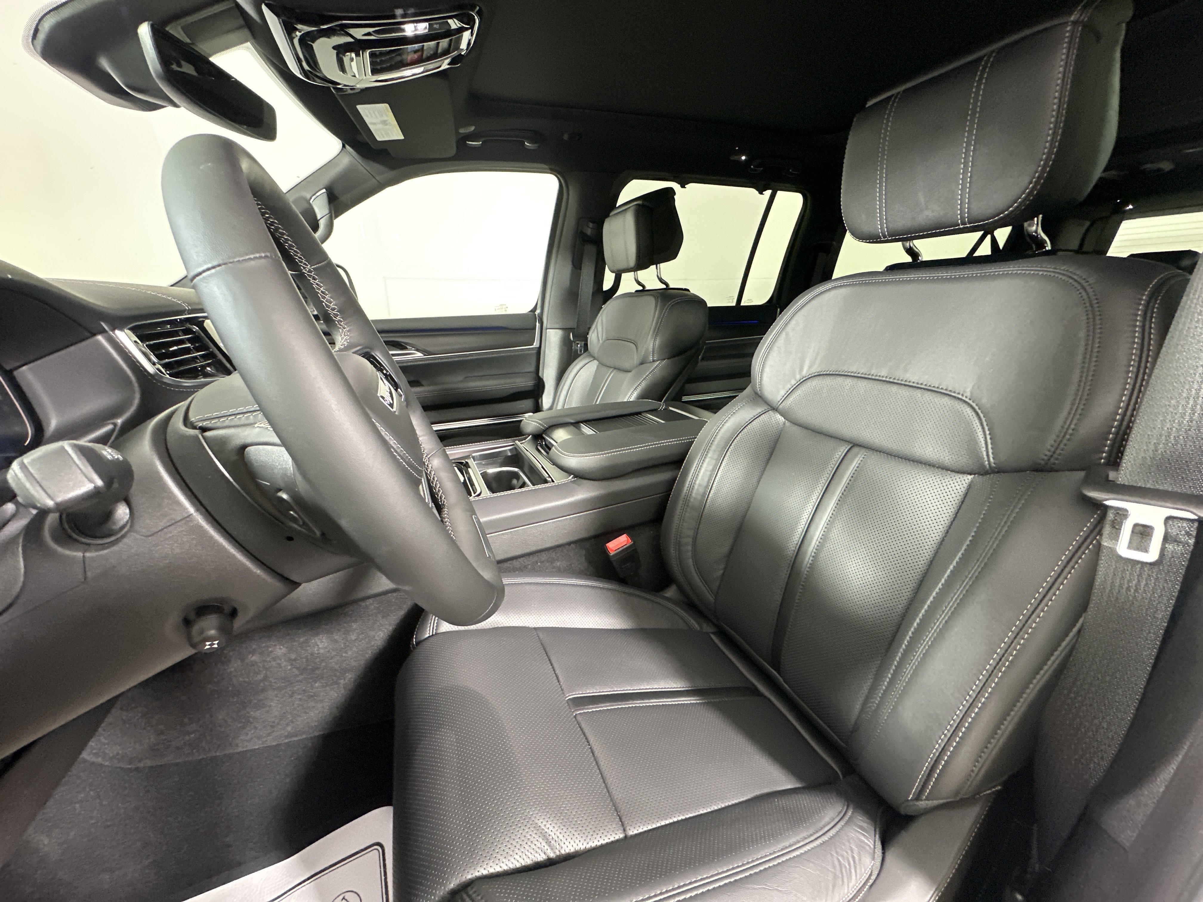 New 2026 Bright White Clear-Coat Exterior Paint Jeep Summit Obsidian image 9