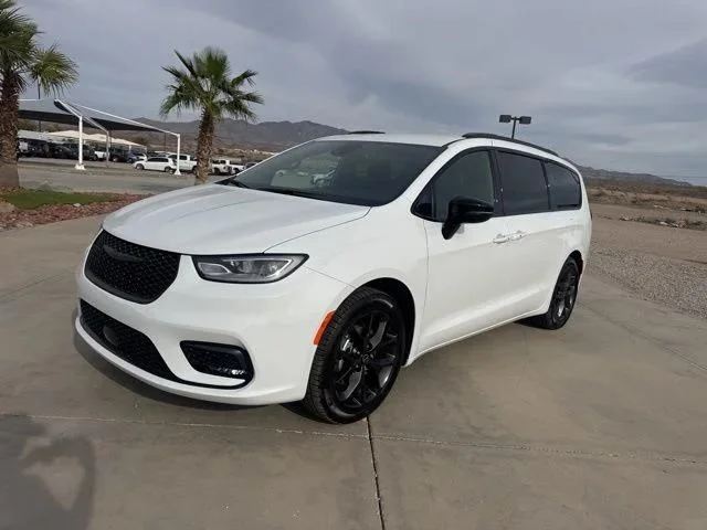 2026 Chrysler Pacifica Select's photo