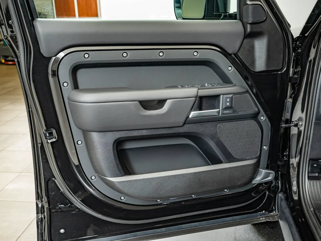 New 2026 Santorini Black Land Rover X-Dynamic SE image 19