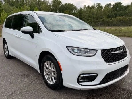 Used 2023 White Chrysler Touring L image 13