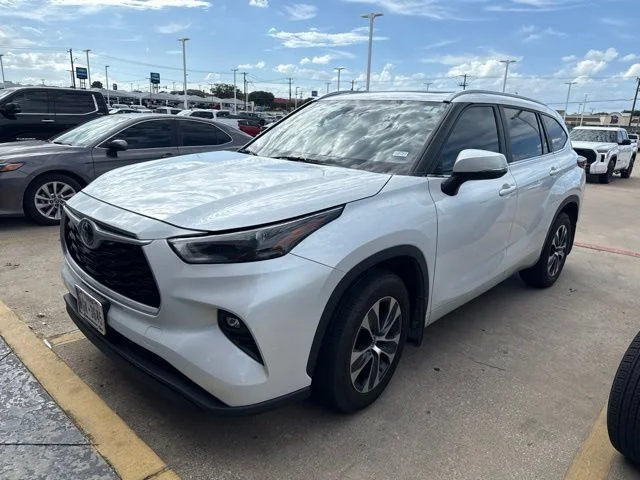 Used 2023 Beige Toyota XLE image 1
