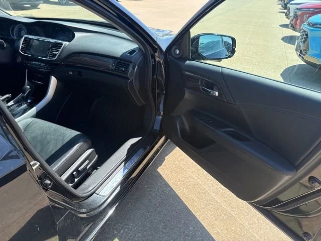 Used 2016 Black Honda EX-L image 48