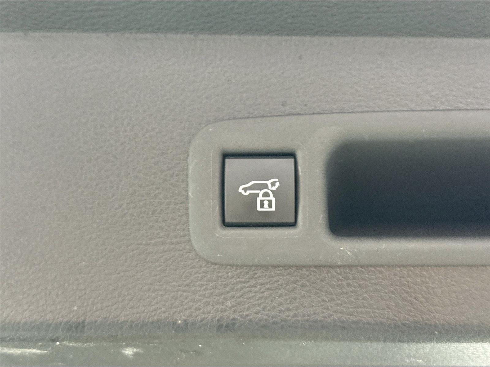 Used 2026 Wind Chill Pearl Toyota XLE 8-Passenger image 40
