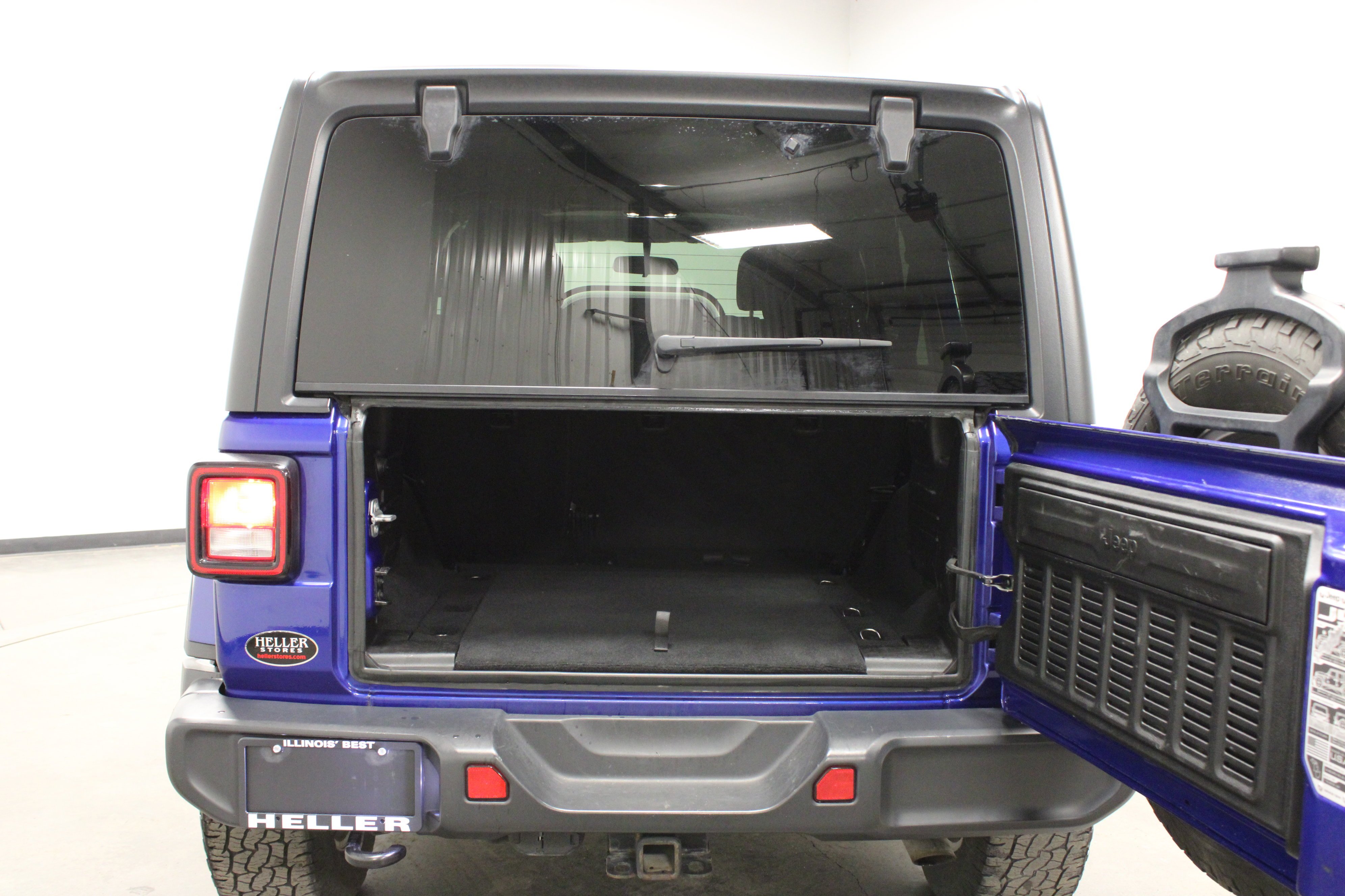 Used 2019 Ocean Blue Metallic Clearcoat Jeep Sahara image 13