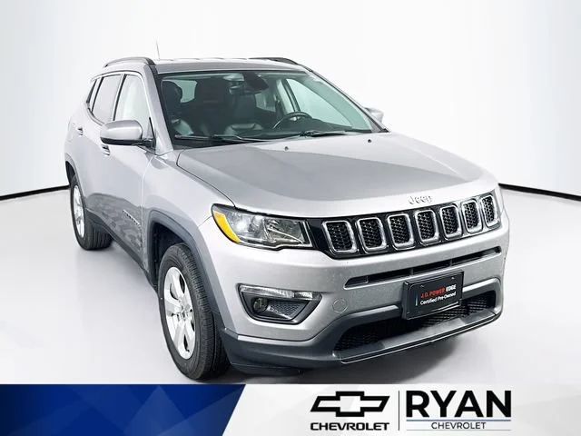 Used 2018 Silver Jeep Latitude image 1