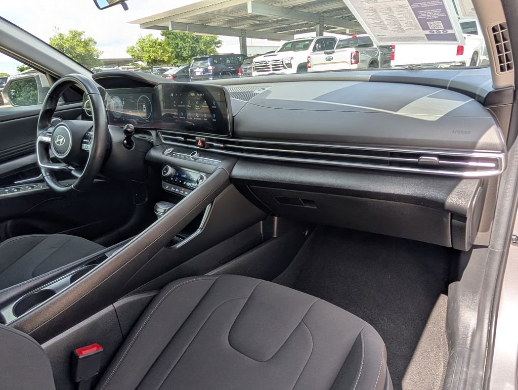 Used 2025 Silver Hyundai SEL Convenience image 24