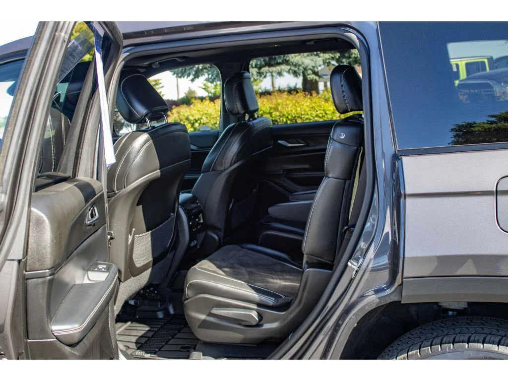 Used 2023 Baltic Gray Metallic Clearcoat Jeep Altitude image 18