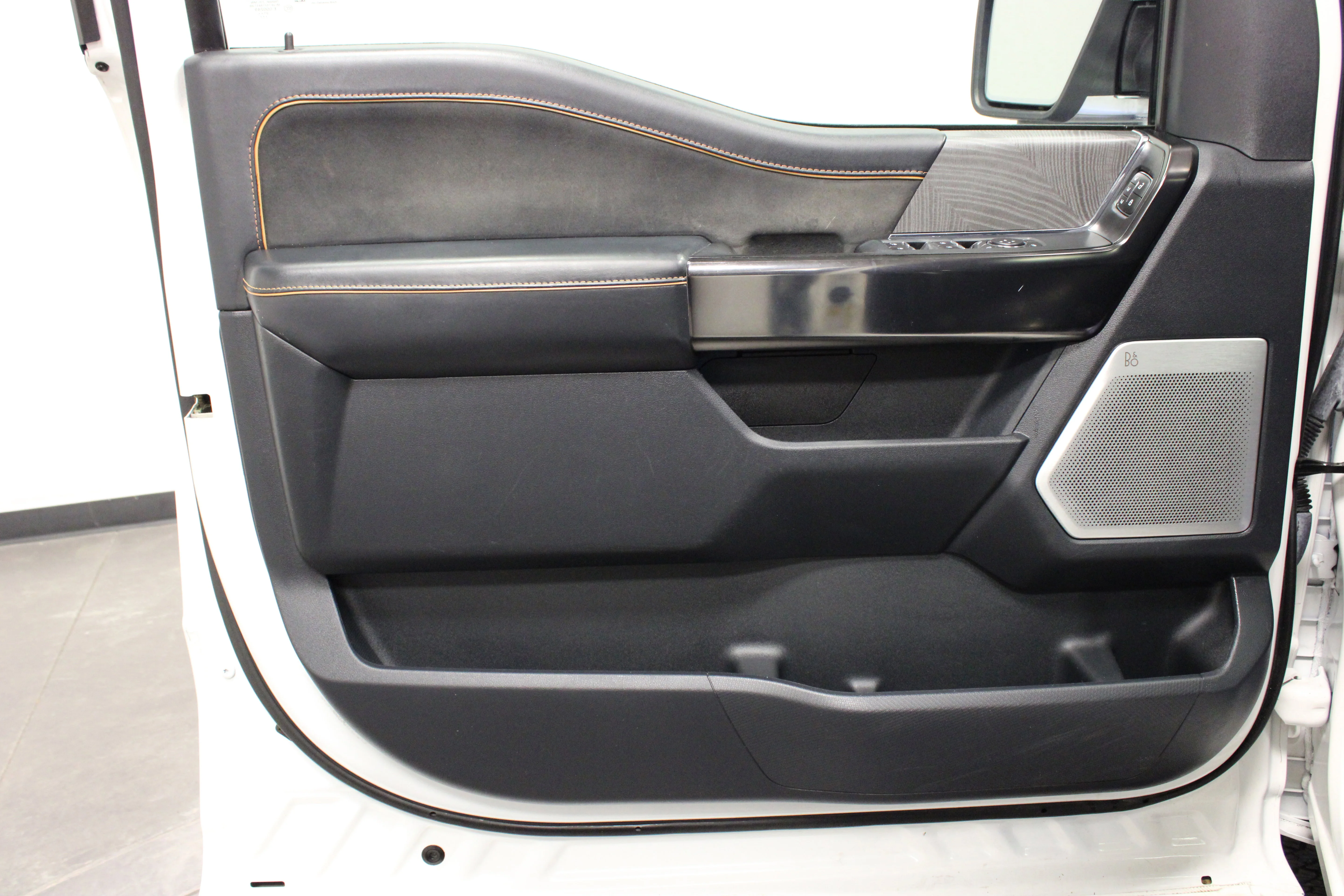 Used 2022 Star White Metallic Tri-Coat Ford Platinum image 21
