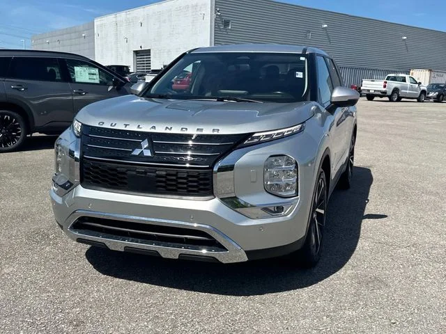Used 2022 Silver Mitsubishi SE image 9