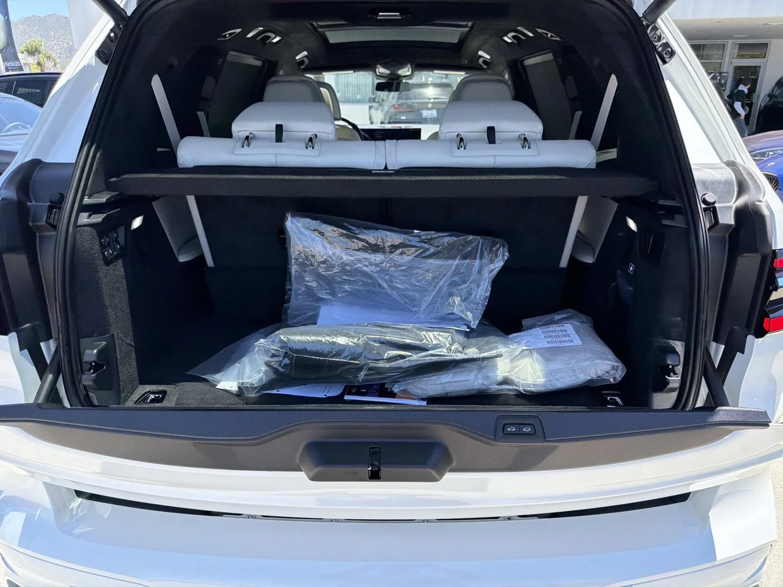 New 2026 Mineral White Metallic BMW ALPINA XB7 image 5