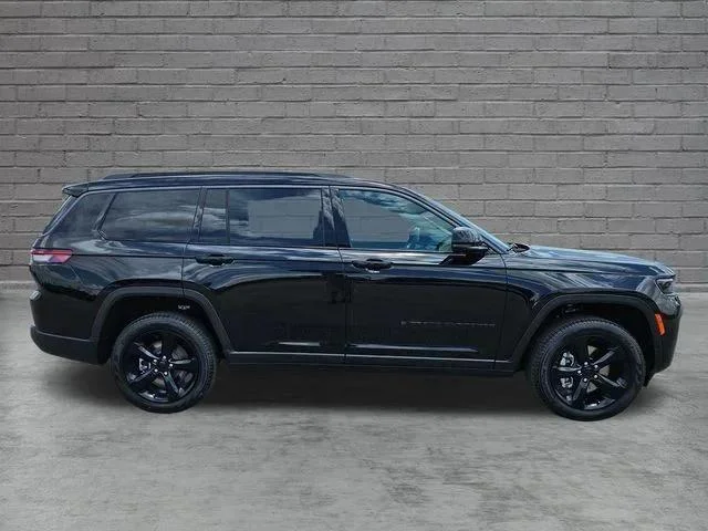 New 2026 Diamond Black Crystal Pearl-Coat Exterior Paint Jeep Limited image 6