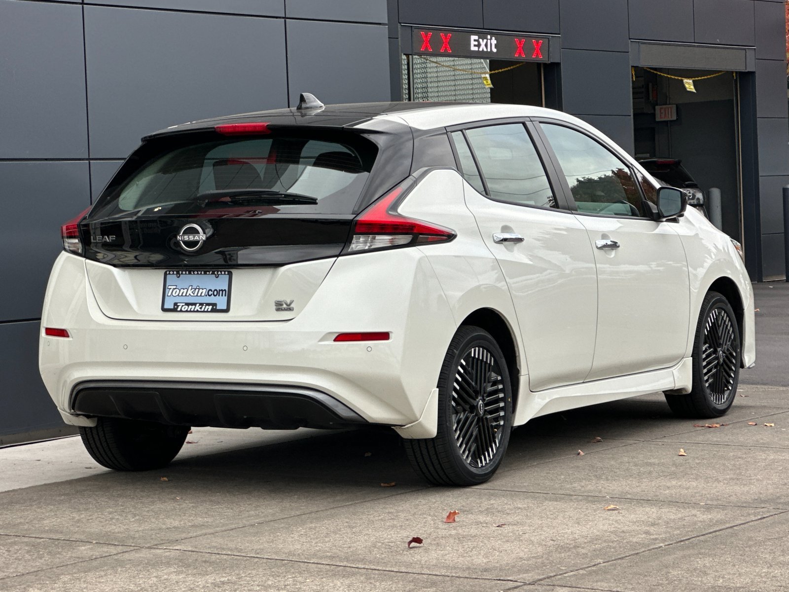 Used 2025 Super Black/Pearl White Nissan SV Plus image 3