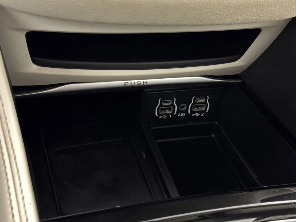 Used 2021 Crystal Metallic Chrysler Limited image 30