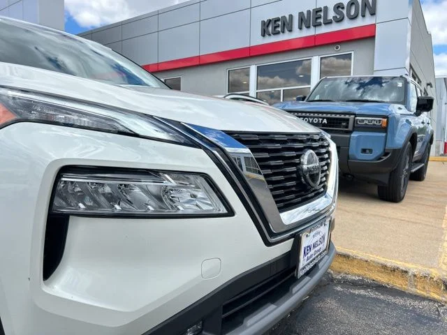 Used 2021 White Nissan SL image 4