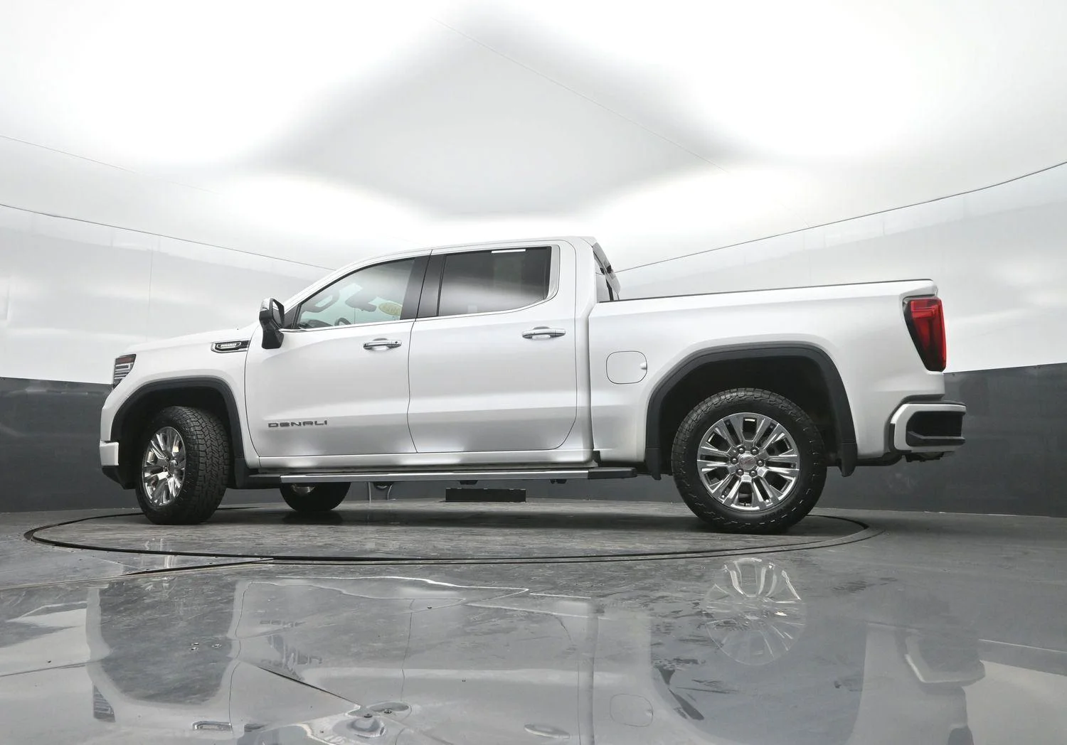 Used 2024 White Frost Tricoat GMC Denali image 39