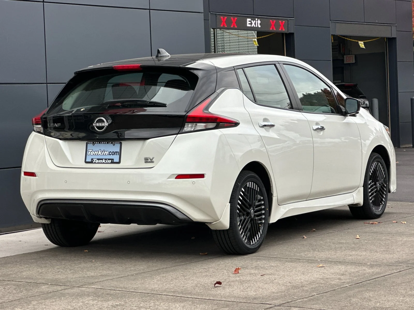 Used 2025 Super Black/Pearl White Nissan SV Plus image 3