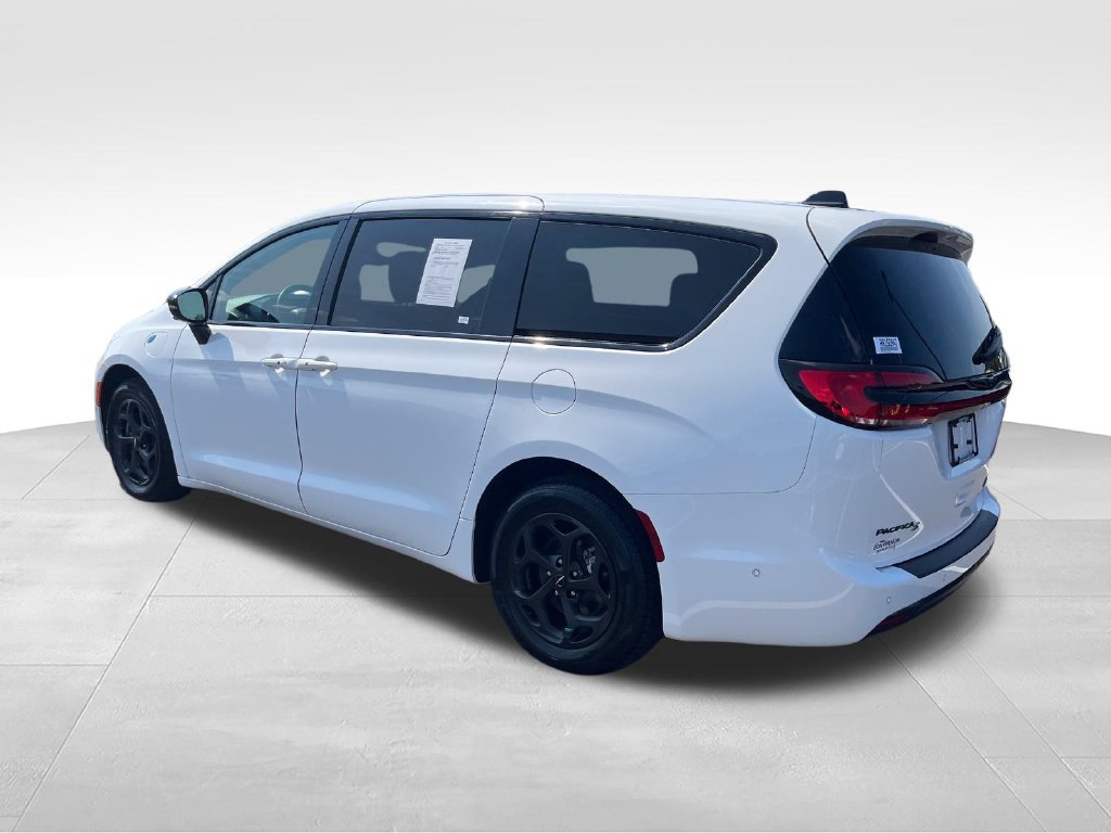 Used 2024 White Chrysler Select image 3