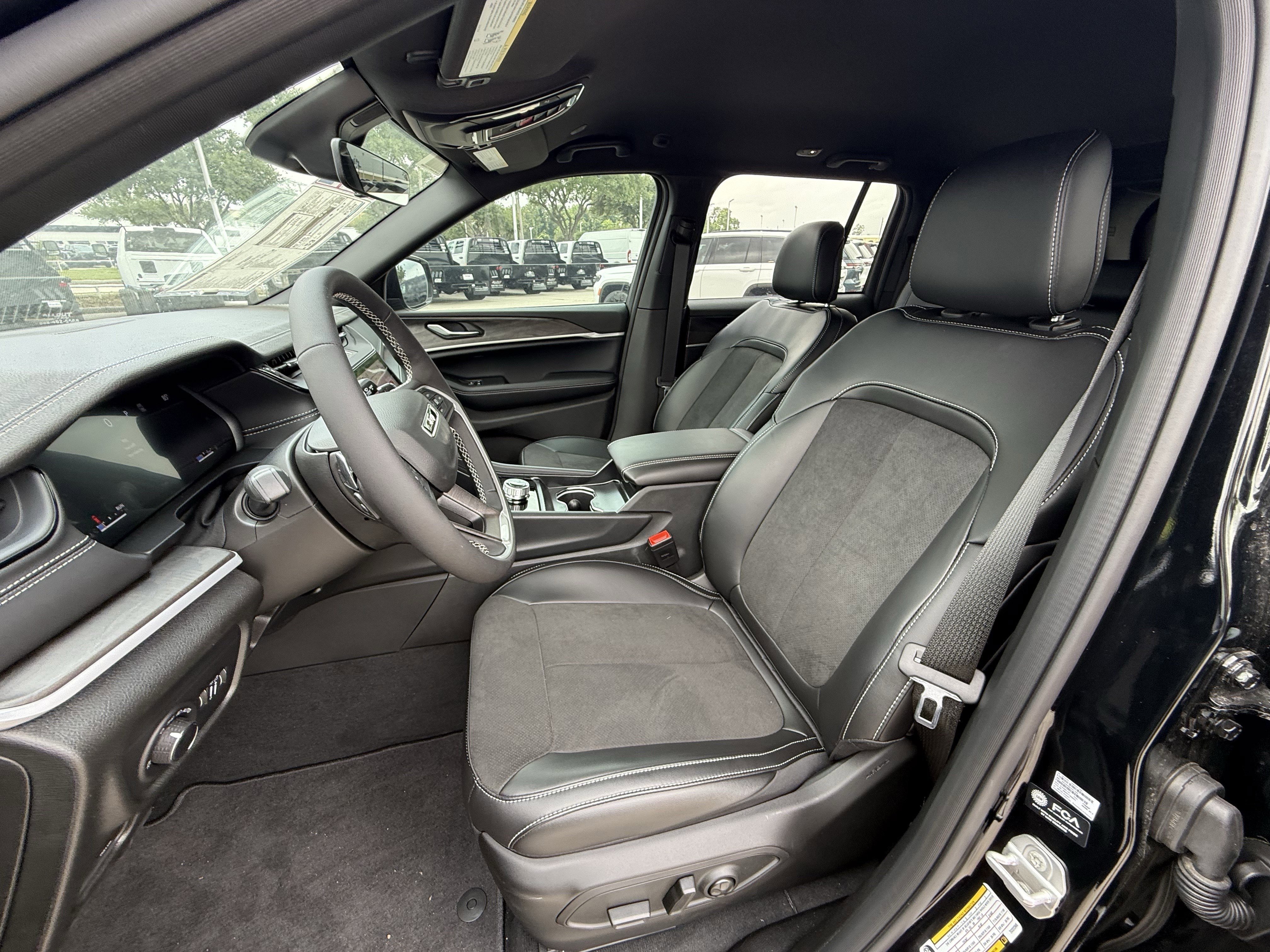 New 2026 Diamond Black Crystal Pearl-Coat Exterior Paint Jeep Laredo Altitude image 16