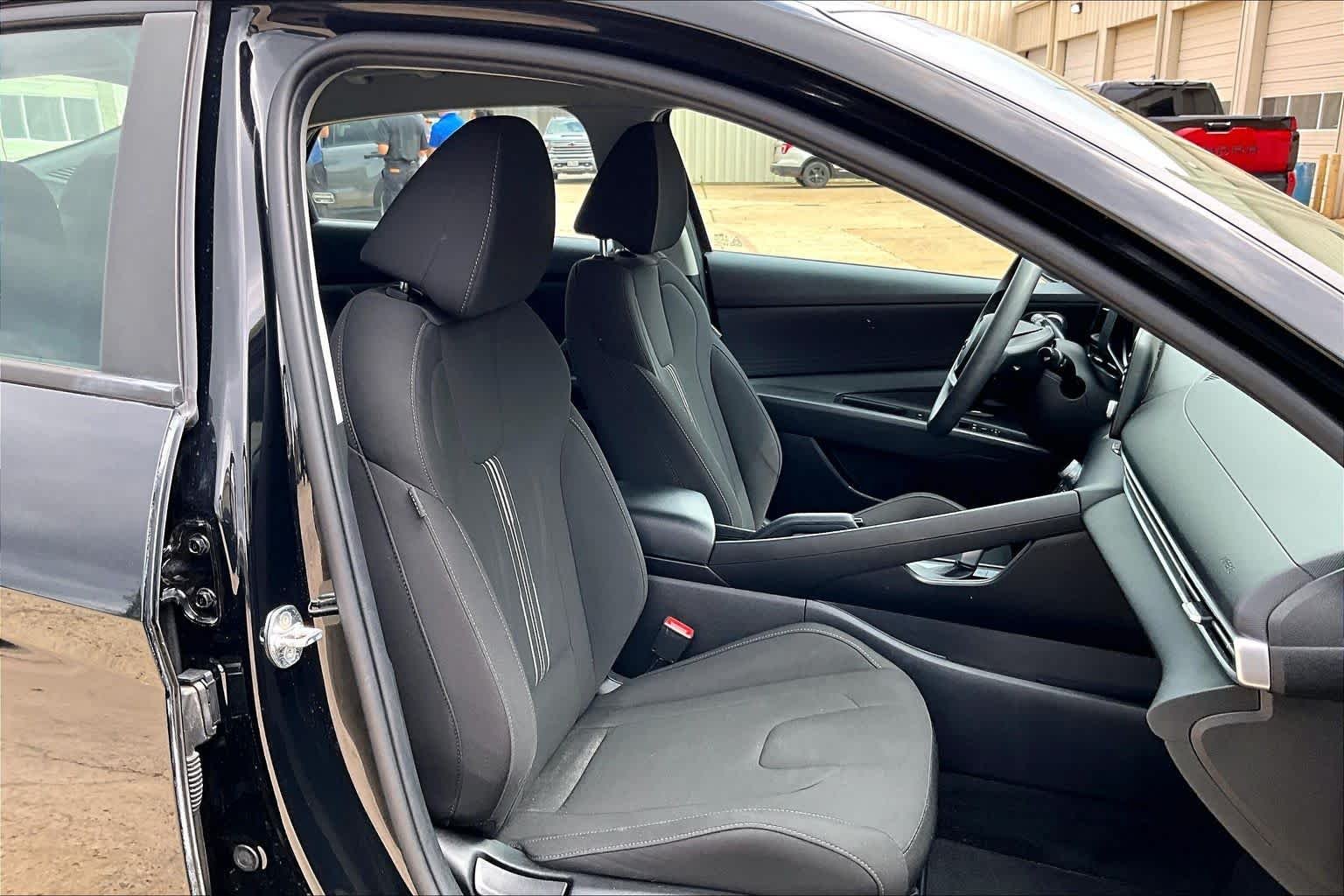Used 2023 Phantom Black Hyundai SEL image 9