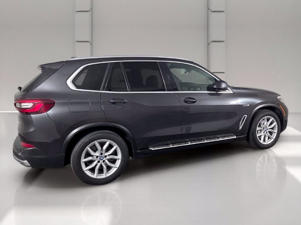Certified Used 2022 Dark Graphite Metallic BMW xDrive45e image 4