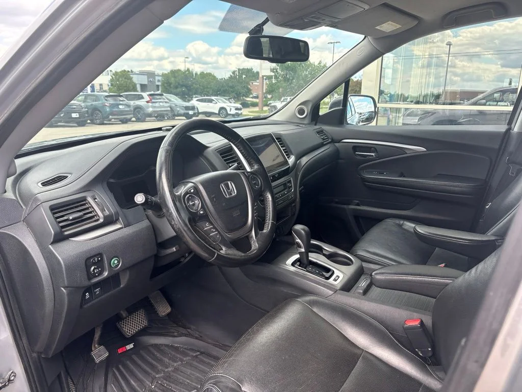 Used 2017 Silver Honda RTL-T image 10