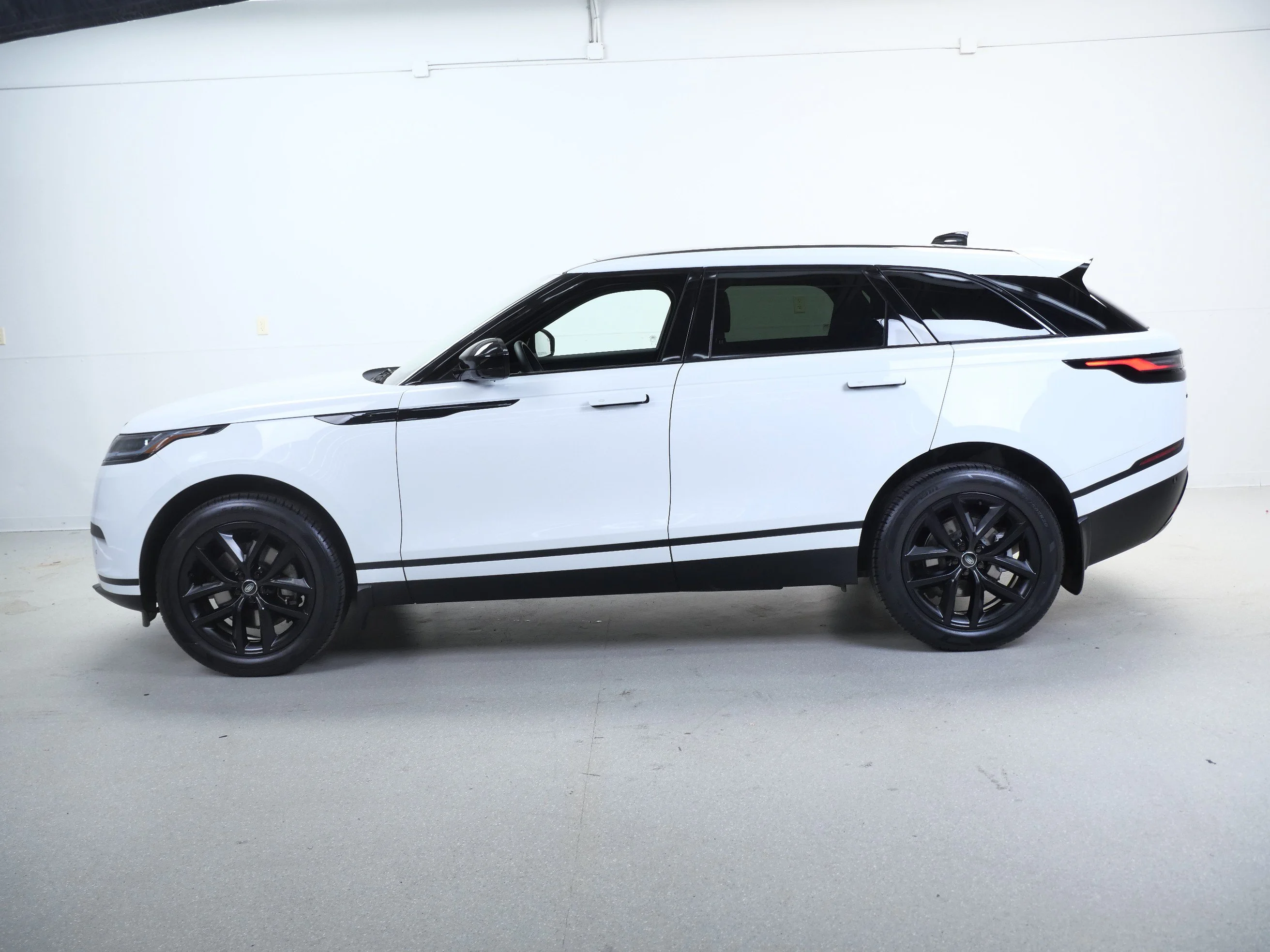 Used 2025 Fuji White Land Rover P250 S image 10