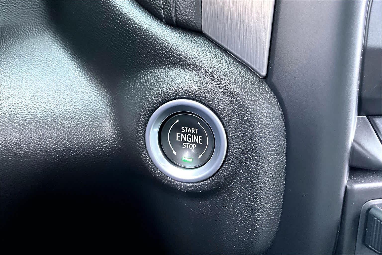 Used 2022 White Frost Tricoat GMC Denali image 35