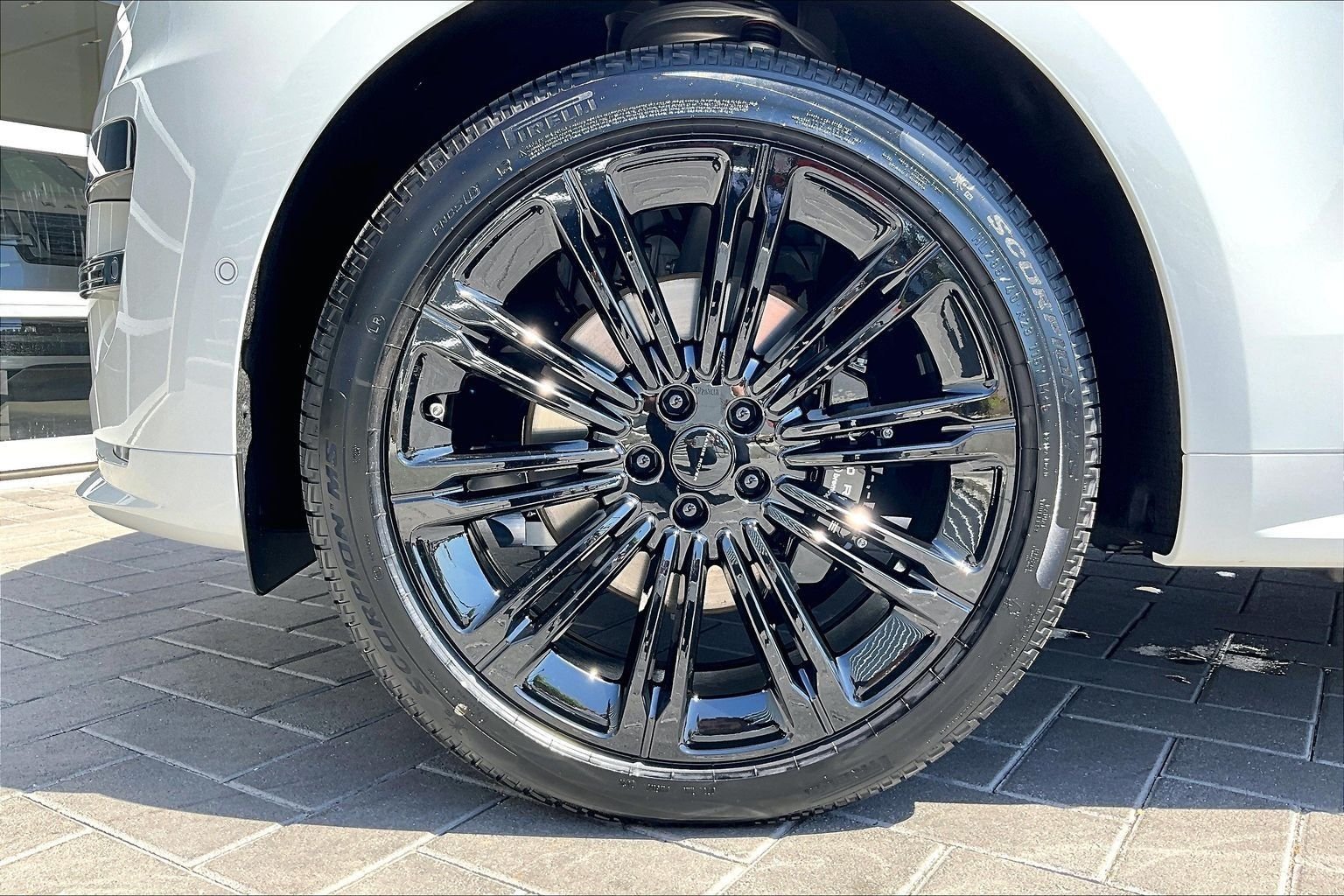 New 2026 Fuji White LAND ROVER Dynamic SE image 12