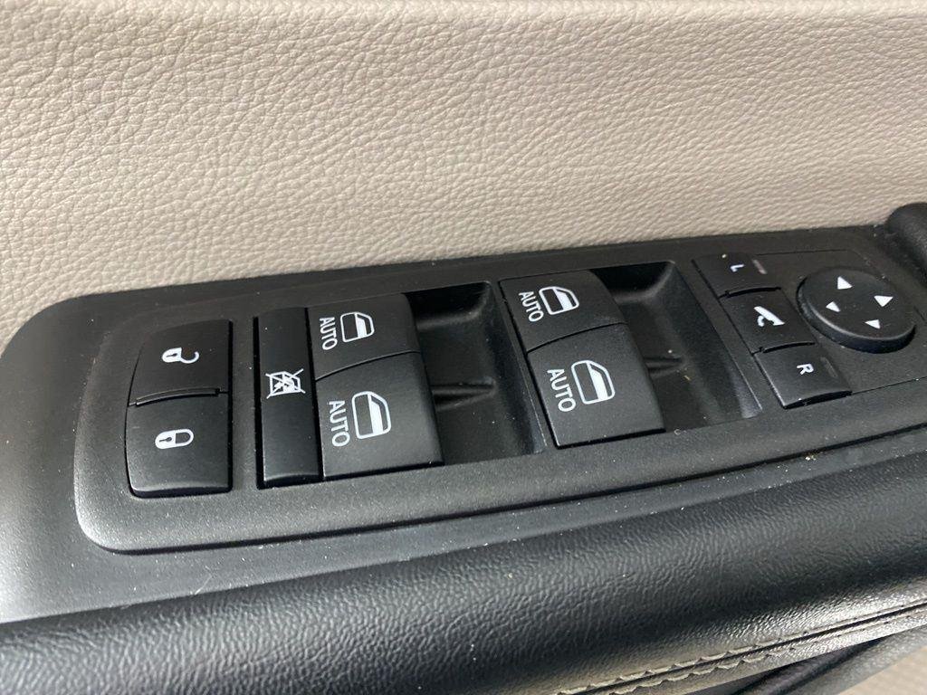 Used 2023 Ceramic Gray Clearcoat Chrysler Limited image 23
