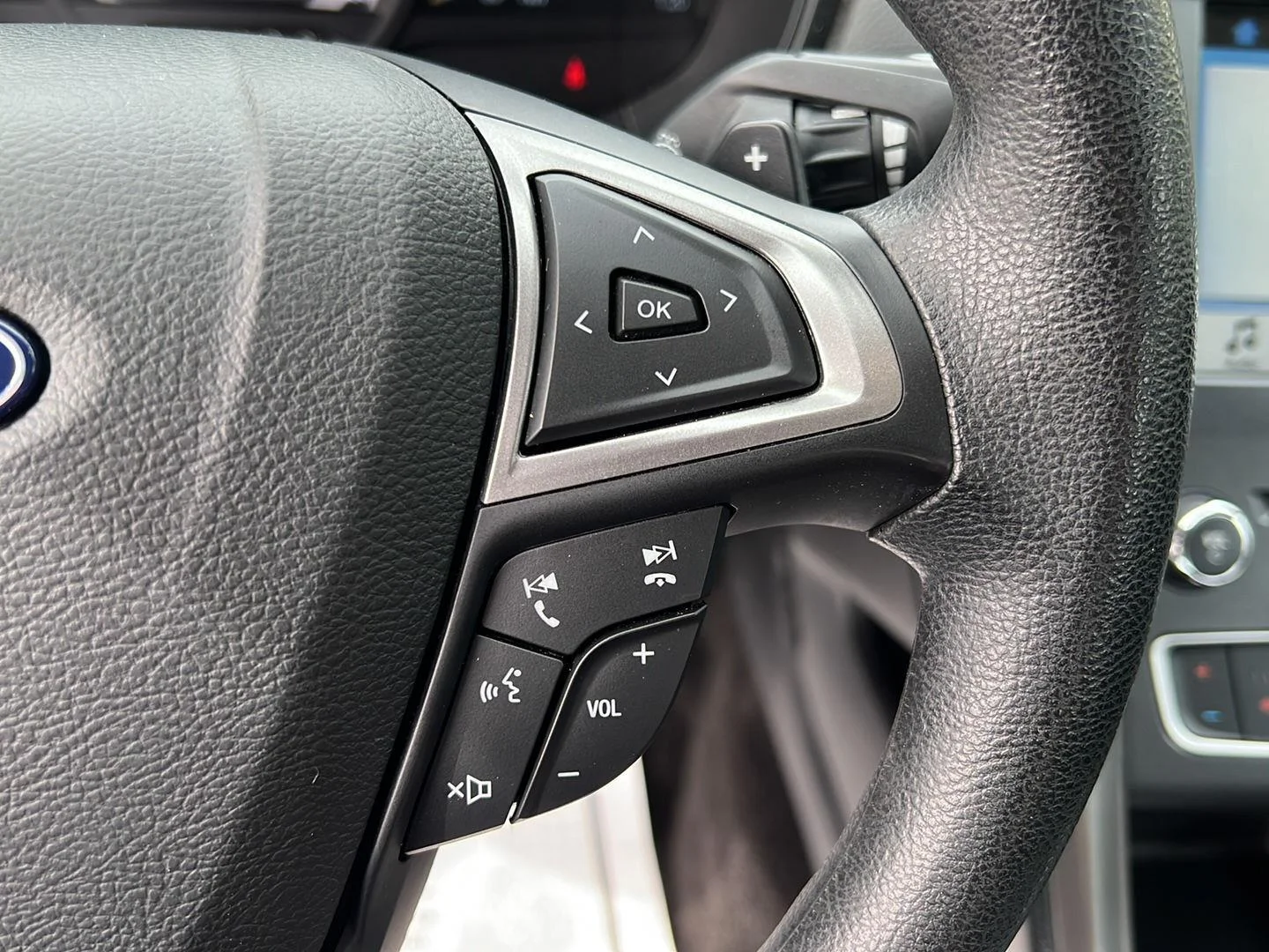 Used 2018 Shadow Black Ford SE image 9